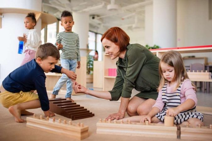 Éducatrice guidant des enfants dans des activités Montessori avec du matériel en bois
