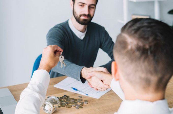 Remise de clés et poignée de main lors d'une vente après négociation liée à l'obligation DPE audit energetique prix.